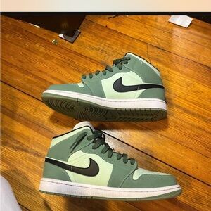 Women’s Air Jordan 1 Mid SE “Dutch Green”